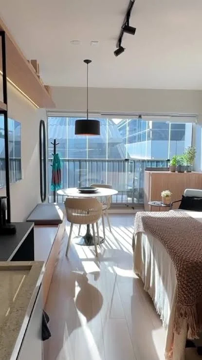 Studio iluminado com varanda